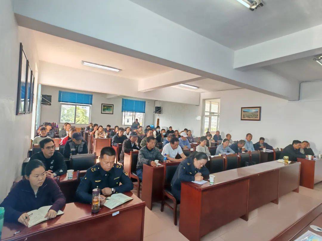 鶴慶縣商務(wù)和市場監(jiān)督管理局召開石材加工園區(qū)特種設(shè)備使用單位約談培訓(xùn)會:石材加工