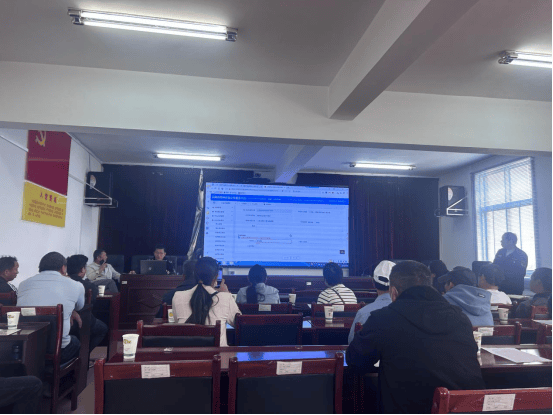 鶴慶縣商務(wù)和市場監(jiān)督管理局召開石材加工園區(qū)特種設(shè)備使用單位約談培訓(xùn)會:石材加工